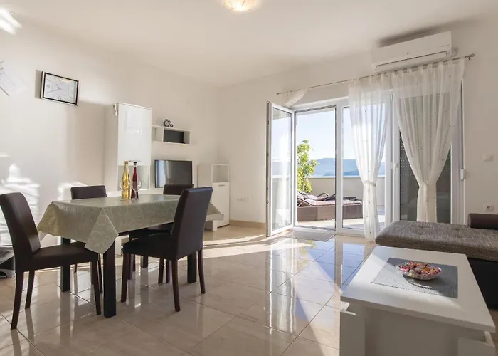 Appartamento One-bedroom With Sea View 04